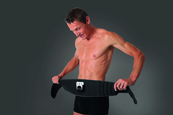 homme avec ceinture electrostimulation pour muscler les abdos